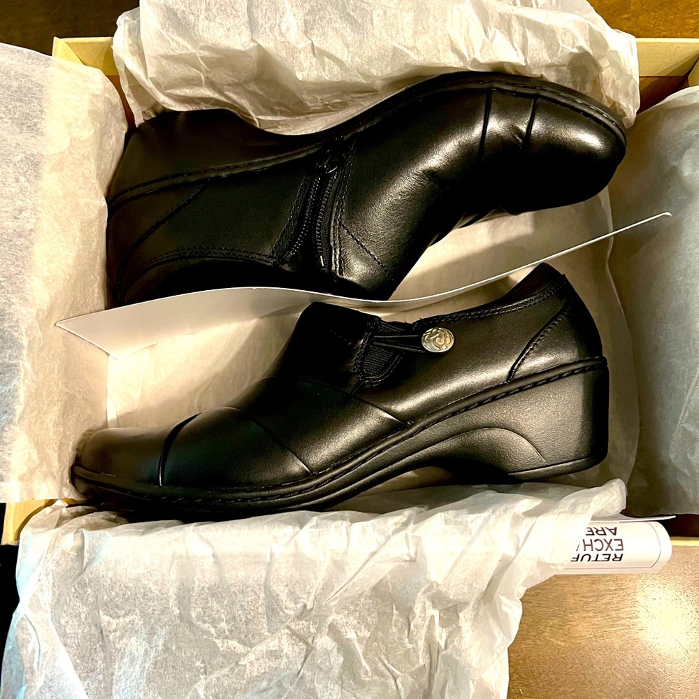 NWT Clarks black shoes 8.5 - Never worn, run small